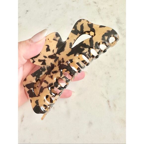 Tan and black tortoiseshell elegant hair claw - Picture 6 of 7